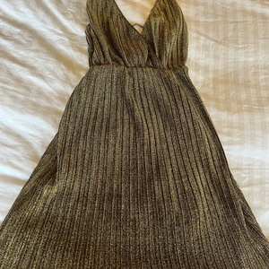 Glittrig klänning  - Glittrig klänning i storlek M. Perfekt till tema fest. 