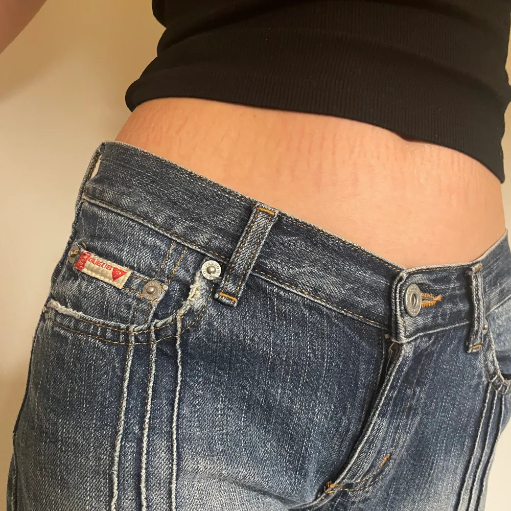 Ett par supersnygga lågmidjade jeans från Guess Jeans💙 Fin blå färg med streck på sig! De är min mammas gamla och finns därför inte att köpa längre. Jättefint skick på de! Midjemått - ca 80cm. Skriv till mig om ni har några funderingar eller vill ha fler bilder! . Jeans & Byxor.