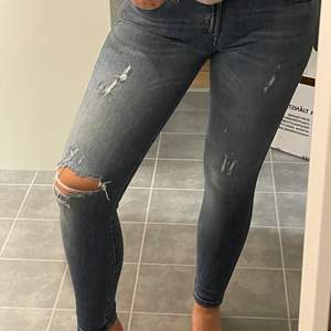 Jeans från Diesel som sitter perfekt!! Säljer pga för små och de är inte slitna alls! Storlek 27 (S/M). Köparen står för frakten 