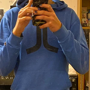 J Lindeberg Hoodie Strl M - Bra passform för en slank person, säljer för att jag inte använder den särskilt mycket.
