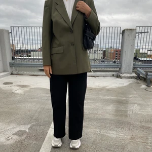 Svarta raka kostymbyxor - Fina kostymbyxor med rak passform, relativt långa (jag är ca 175 cm) och byxorna snuddar vid skorna. Ganska små i storleken, jag brukar ha M, 38 men tyckte att dessa satt för tight för min smak! Passar snarare en xs-s skulle jag säga 😋