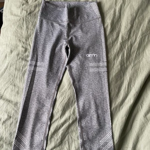 Träningstights AIM’N - Gråa träningstights med vita tryck på, ej använda. 