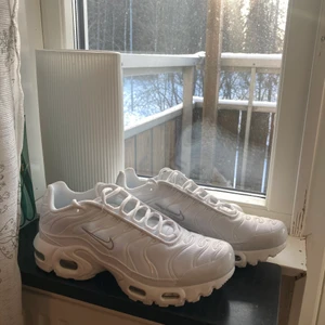 Nike air Max plus tn - Ett par helt nya och oanvända Nike air Max plus i storlek 38.5 som jag vill sälja vidare då jag egentligen ville ha de i svart men tyvärr tappat bort kvittot. Köpte skorna från Nikes hemsida för 1600kr. Vid frågor är det bara att höra av sig😌