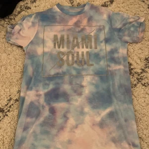 Mönstrad tshirt  - Mönstrad tshirt som inte kommer till användning längre. Passar en S-M. För mer info och bilder, skriv!