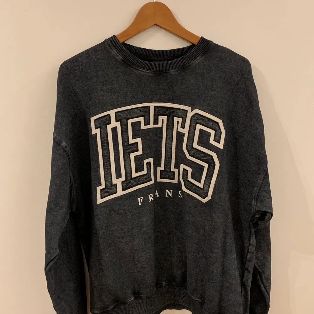 Oversized sweatshirt i storlek S men passar även M. Köpte den från Urban outfitters och har använt den ett fåtal gånger. Den är nästan i nyskick utan skador eller märken.. Hoodies.