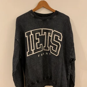 Iets frans sweatshirt  - Oversized sweatshirt i storlek S men passar även M. Köpte den från Urban outfitters och har använt den ett fåtal gånger. Den är nästan i nyskick utan skador eller märken.