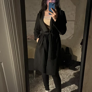 Zara kappa - En lång svart, elegant kappa från Zara med band och luva. 