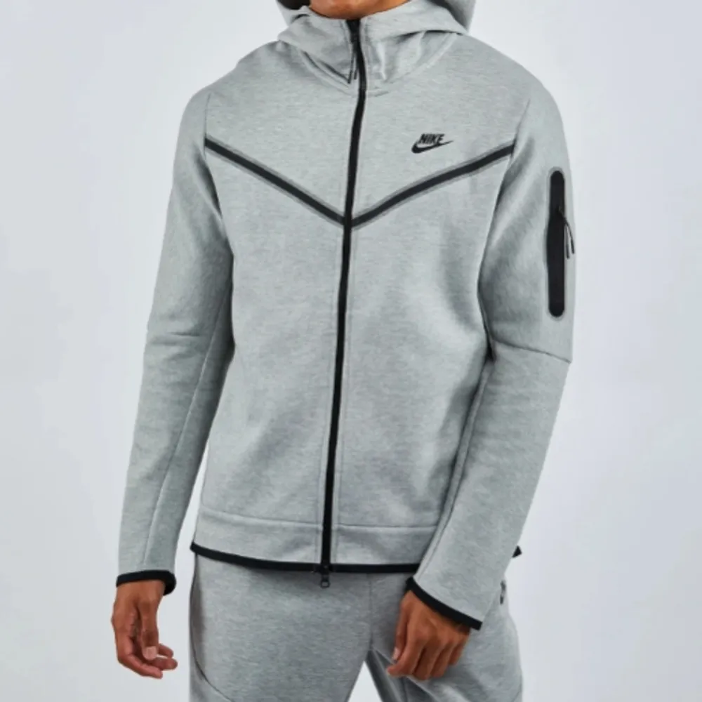 Säljer en grå Nike tech fleece som jag har använt ett par gånger med det finns inga skador eller så men använder den inte längre.. Tröjor & Koftor.