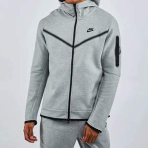 Säljer en grå Nike tech fleece som jag har använt ett par gånger med det finns inga skador eller så men använder den inte längre.