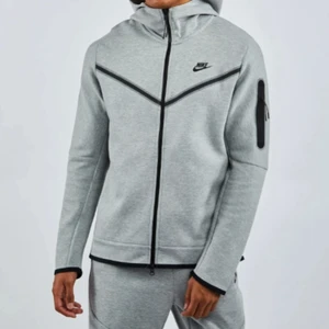 nike tech fleece - Säljer en grå Nike tech fleece som jag har använt ett par gånger med det finns inga skador eller så men använder den inte längre.