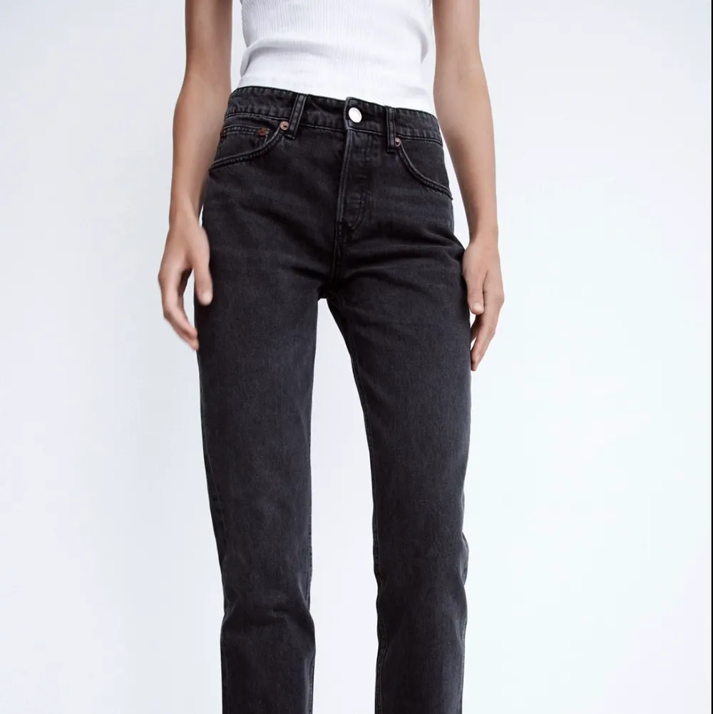 Säljer i  storleken 34  har lappen kvar på! Helt slutsålda jeans i mid Rise från zara jätte fina! Kan även skicka egna bilder!💞 (storlek 36 är SÅLDA). Jeans & Byxor.