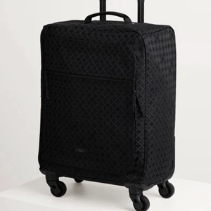 By Malene Birger resväska - Rollo väska från Malene Birger 46 X 35.5 X 20 CM. Mycket fint skick! Köpt för 4800:-