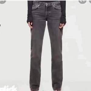 Säljer dessa gråa zara jeans. Lågmidjade och i storlek 32. Buda!!💕💕