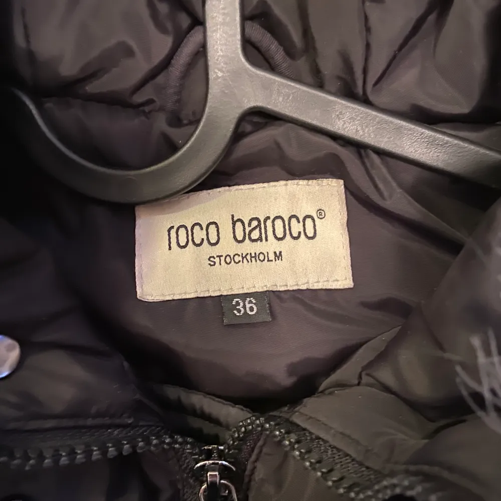 Roco Baroco, inköpt för lite så praktiskt taget oanvänd. Storlek 36, passar 34-36. Jag är 36/38 och den passar inte en liten 38.  Ej äkta päls. . Jackor.
