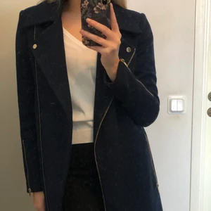 Snygg kappa  - En mörkblå kappa från vero Moda med guld detaljer som inte kommer till användning längre ,använd sparsamt. Köparen står för frakten.