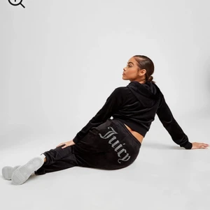 Juciy couture sett.  Strl s - Jag tänkte sälja mitt super fräscha juciy couture sett.  Det är knappt använt köpte innan jul.  Jag betalade 840 för tröjan och 750 för byxorna:) pris kan även diskuteras