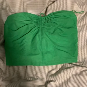Superfin grön topp - En jättefin grön topp ifrån zara där man knyter ovanför nacken, den är rätt liten i passformen även fast den är M. Jag har aldrig fått användning av den och prislapp finns kvar. Den kostade cirka 160 kronor men säljer den lite billigare då den aldrig är använd💗