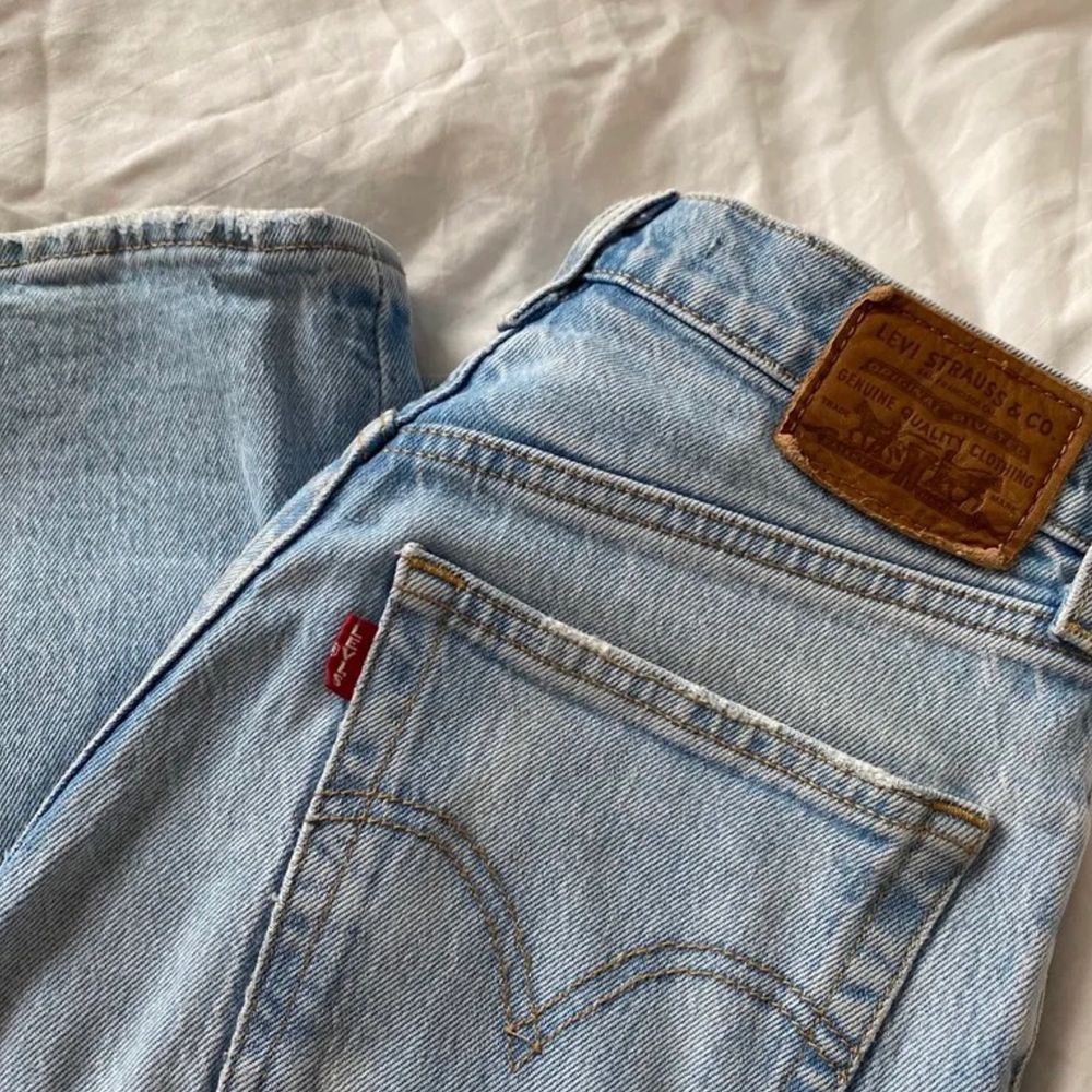 Säljer nu mina blåa fina levis jeans då de inte kommer till användning längre! Köpta för 1000, säljer för 200💗 frakten ingår inte i priset, erbjuder även spårbar frakt! . Jeans & Byxor.