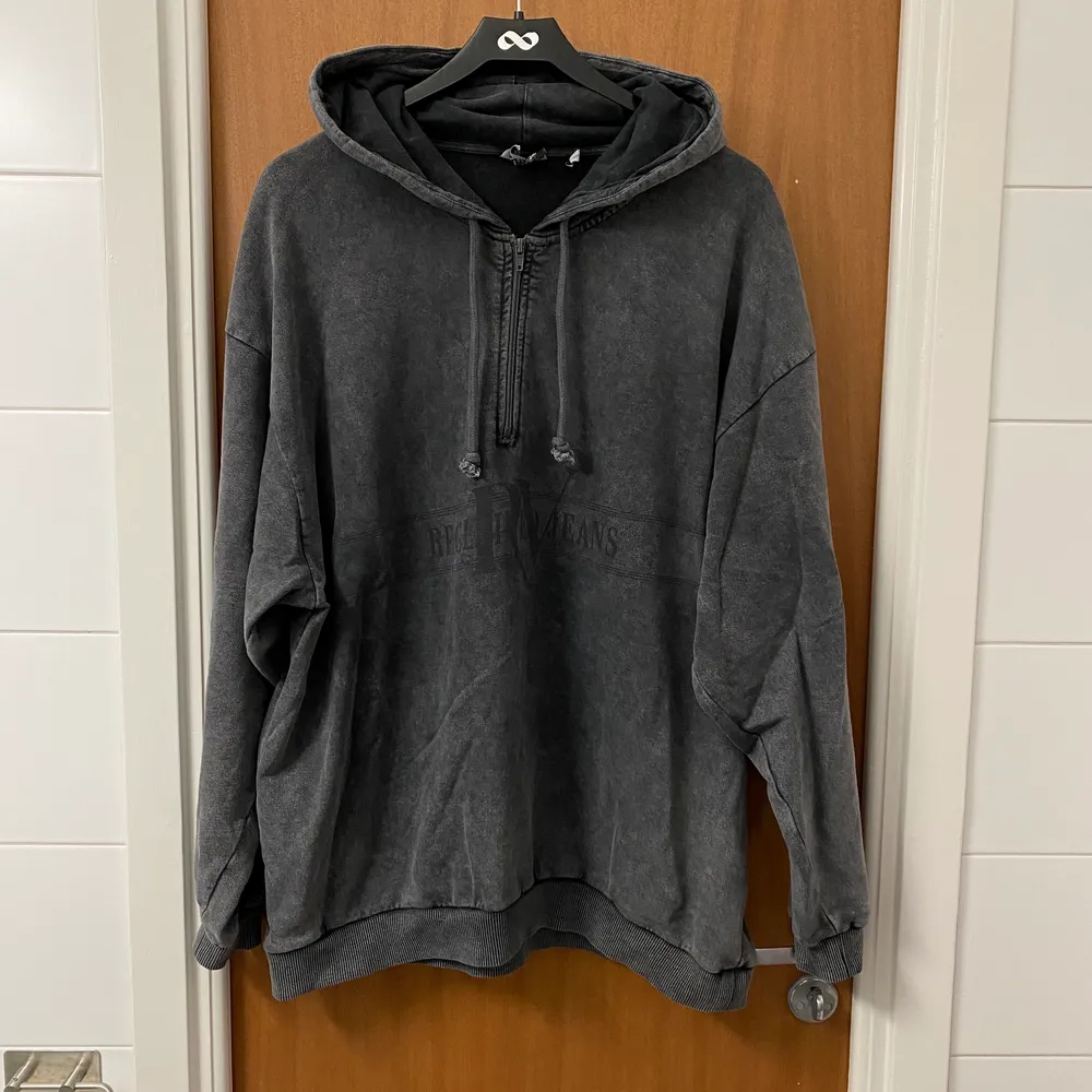 Reclaimed vintage half zip hoodie storlek L som inte kommer till användning, använd Max 5 gånger så skicket är som nytt. Hoodies.