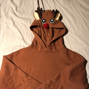 Jultröja, storlek S - Säljer denna super söta jultröjan för att den inte kommer till användning, bättre någon annan köper den så att den inte bara ligger i garderoben och tar plats. Använt den en gång. 