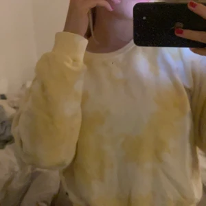 Pastellgul tröja - Vit och pastellgul tröja perfekt till våren! Passar strl xs-s. Näst intill oanvänd.