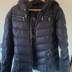 Svart Saki jacka dam - Passar en M/L saknar bälte till jackan och päls men det går att köpa en päls och sätta på 