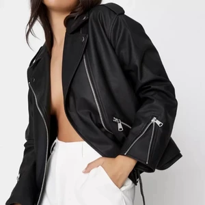 Skinnjacka från missguided - Snygg och trendig skinnjacka i oversize modell från missguided. Snygg till både fest och vardags. Storlek XS. Säljer pga att jag har två likadana. 