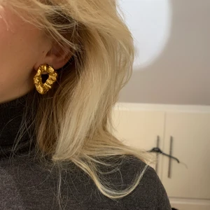 guldiga örhängen från WOS - vackra guldörhängen, inte äkta guld men mycket bra kvalite. inköpta för 500 kr på WOS och har endast används vid ett tillfälle. 
