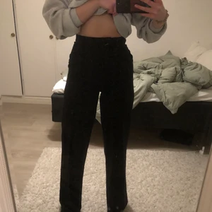 Kostymbyxor - Kostymbyxor ifrån bikbok, storlek 36. Långa i benen på mig som är 175cm lång. 100kr + frakt eller högsbudande