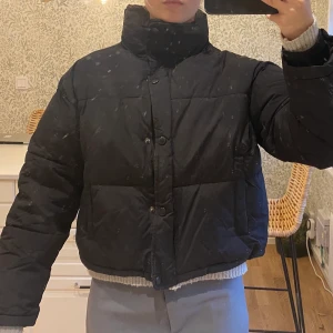 Bufferjacka  - Säljar denna svara, kroppade bufferjackan från nakd som tyvärr inte kommer till användning längre. Storlek 34 men passar bra för 36 också! 