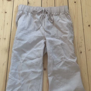 Linnebyxor  - Säljer dessa linnebyxor från H&M i storlek S. Dessa har inte kommit till användning och är därför i nyskick. Skriv till mig om ni är intresserade💓
