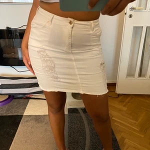 Vit jeanskjol  - Vit jeanskjol med rivnings detaljer från VILA. Perfekt skick 🥰