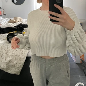 croppad tröja - en skön stickad tröja från misslissibells kollektion med nakd, tröjan är kroppad och har snygga ärmar. stl M