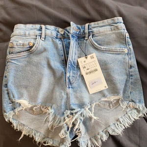 Zara shorts - Säljer ett par helt nya zara shorts. Dom är helt oanvända och väldigt fina💘 säljer pga att dom inte går att lämna tillbaka längre. Nypris 229kr