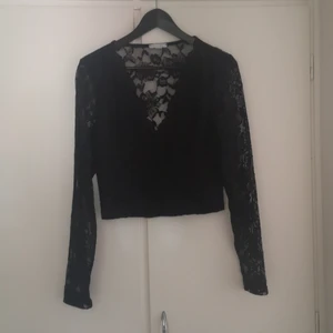 Kort topp - Kort topp i spets. 