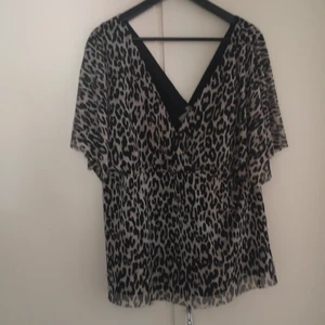 V-ringad blus - Leopard V-ringad både fram och bak. 