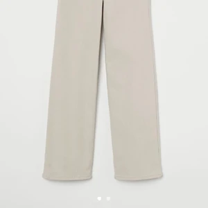 Jeans  - Ett par jeans från hm som bara är använda få gånger. Passar mig bra som är strl 32/34 vanliga fall och 160cm. 