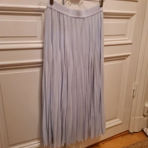 Kjol lång  - Kjol veckad ljusblå, helt underbar intyg och passform! Älskar den men används ej så mycket. HM, storlek M