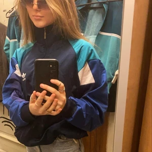 Adidas kofta - Gamalt adidas märke. Köpt för 350kr. Säljer endast vid bra bud! 