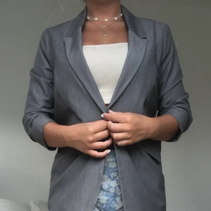 Mörkgrå blazer - Skitsnygg mörkgrå blazer från Dorothy Perkins. Stl 40 men liten i storlek så mer som en S. Är ca 1.62 lång.