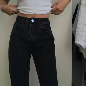 Svarat zara jeans - Jeans från zara i en rak/mom modell. Säljer då de tyvärr är för stora för mig. Har inte blivit använda så mycket och därför i fint skick. I en svart lite tvättad färg. 