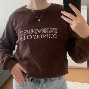 brun collagetröja strl S - jättegosig brun collagetröja i fleecematerial från shein, strl S🤎🧸 är i fint skick då den knappt är använd. köparen står för frakten 