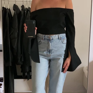 Topp  - Supersnygg topp med öppna armar från Tobi i storlek L. Säljer för 50kr 🖤