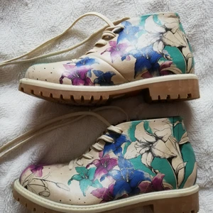 Blommiga Short Boots strl 36 - Säljer mina unika shortboots från DogoStore. De är endast använda en gång och är köpta för 900 kr. 