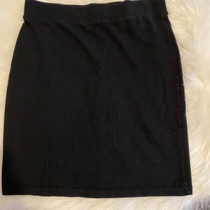 HM kjol  - Svart basic kjol ganska stretch 