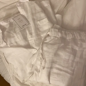 Linnesett - Oanvända med lappar kvar. Köp ihop eller försig, storlek M. Säljer då jag tycker att de va förstort 