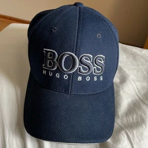 Hugo Boss Keps - Endast använd ett fåtal gånger, nytt skick. Priset redan jättelågt. Möts helst i Malmö.