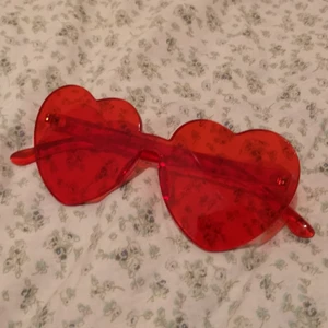 Röda hjärtformade solglasögon - Köpta på Kawaii Shop för ett par år sen