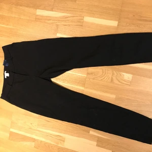 Svarta klassiska kostymbyxor - Bra skick, från H&M, Stl 36