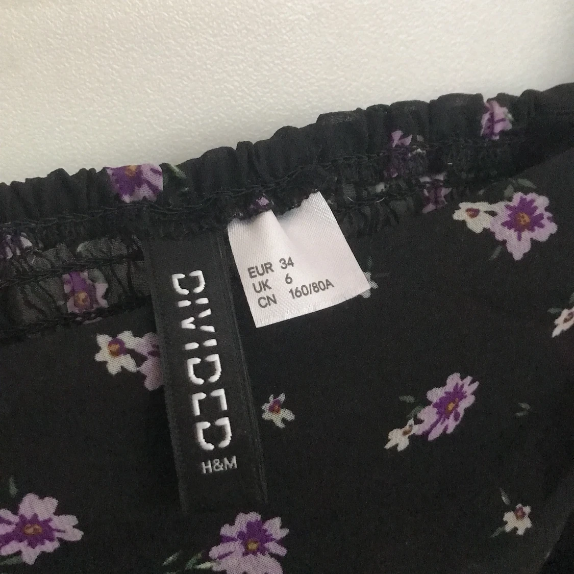 Svart blommig blus  - 90